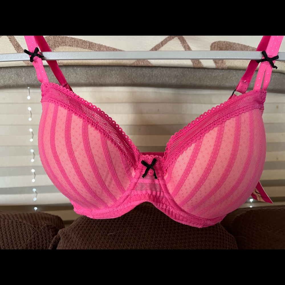 Bra 32DD. Betsy Johnson lacey stripe pink convertible bra